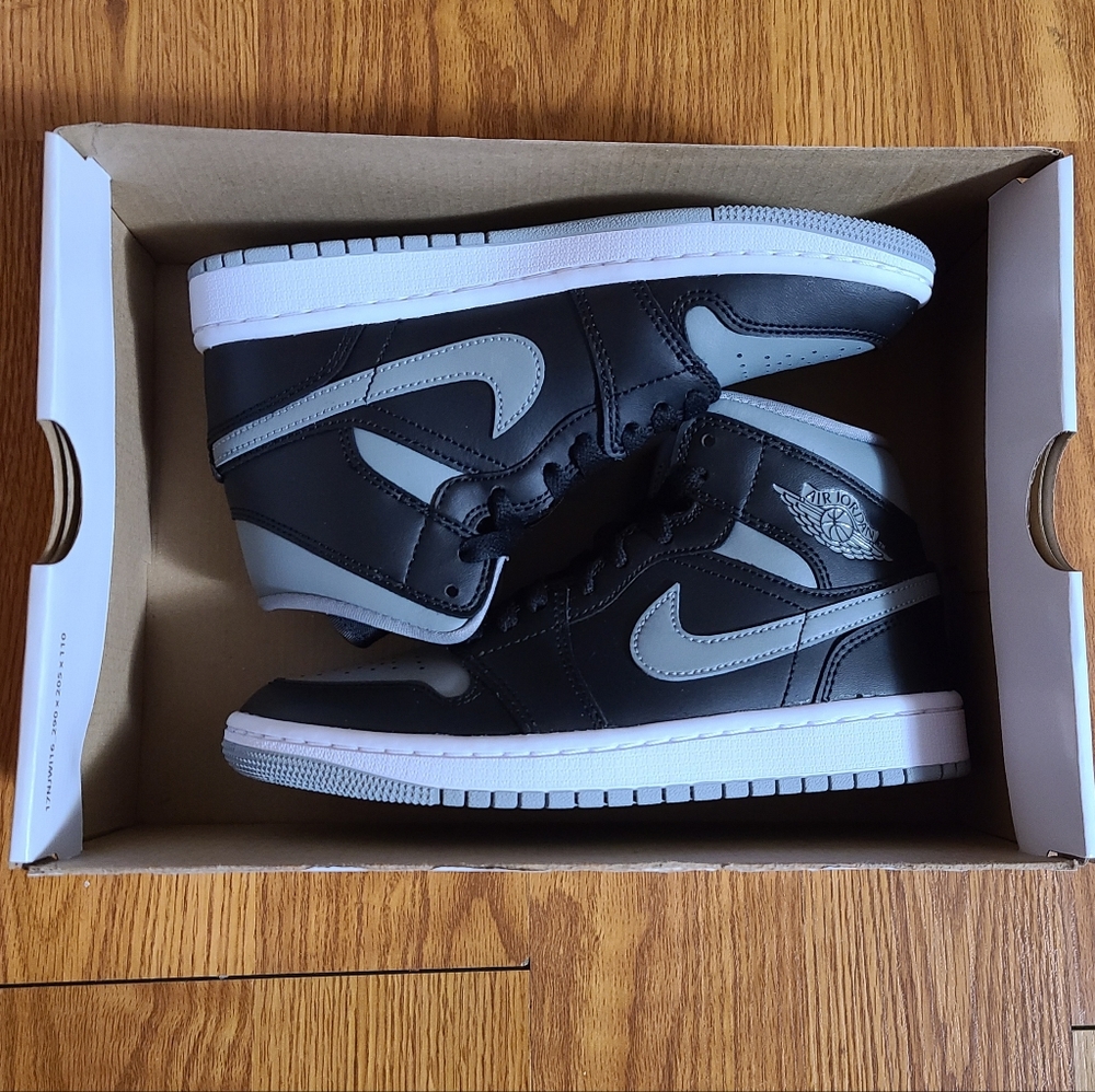 Wnms Air Jordan 1 Mid 'Shadow' Size 5 Womens